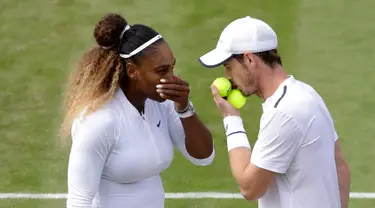 Petenis Serena Williams berbicara dengan Andy Murray saat menghadapi pasangan ganda campuran Bruno Soares/Nicole Melichar pada laga 16 besar Wimbledon 2019 di London, Inggris, Rabu (10/7/2019). Serena Williams/Andy Murray gagal melaju ke babak perempat final. (AP Photo/Kirsty Wigglesworth)