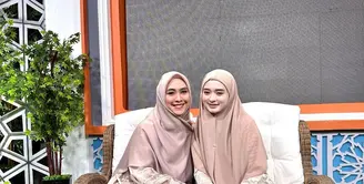 Kembali muncul di TV, Inara tampil cantik dengan dress brokat yang dipadukan hijab syar’i warna coklat.  [Foto: IG/mommy_starla].
