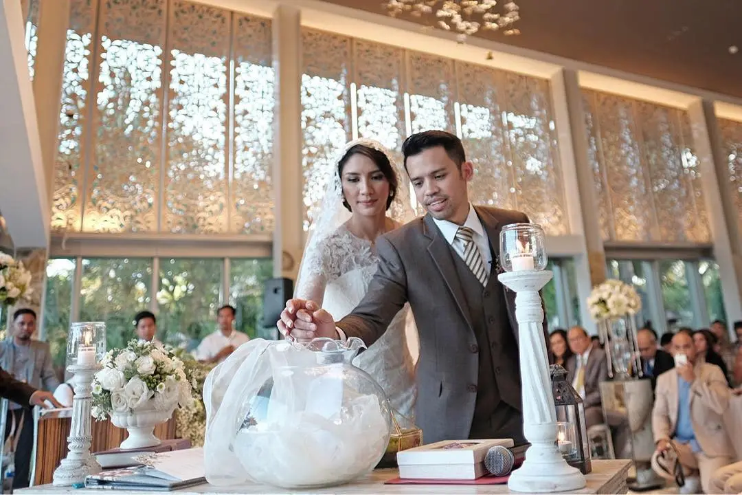 Acha Sinaga resmi menikah denga Andy Ambarita [foto: www.instagram.com/agiebani]