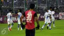 Pemain Persib merayakan keunggulan atas PSGC di laga persahabatan segitiga di Stadion Galuh Ciamis, Minggu (10/4/2016). Laga ini dimenangkan Persib 5-1. (Liputan6.com/Helmi Fithriansyah)