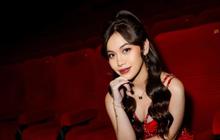 Frislly Herlind Kenakan Gaun Merah Cerah di Gala Premiere DESA MATI, Stylish Sekali