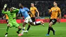 Pemain Manchester City Raheem Sterling mencetak gol ke gawang Wolverhampton Wanderers pada pertandingan Liga Inggris di Molineux Stadium, Wolverhampton, Inggris, Jumat (27/12/2019). Wolverhampton Wanderers menang 3-2. (AP Photo/Rui Vieira)