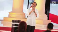 Calon presiden nomor urut 01 Joko Widodo atau Jokowi memberi paparannya dalam debat kedua Pilpres 2019 di Hotel Sultan, Jakarta, Minggu (17/2). Debat dipimpin oleh Tommy Tjokro dan Anisha Dasuki. (Liputan6.com/Faizal Fanani)
