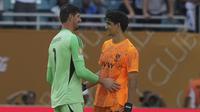 Yassine Bounou (kanan) dari Al Hilal berbincang dengan kiper Real Madrid, Thibaut Courtois, setelah pertandingan Grup H Piala Dunia Antarklub antara Real Madrid dan Al-Hilal di Miami, Florida, Rabu, 18 Juni 2025. (AP Photo/Lynne Sladky)
