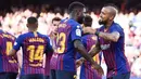 Gelandang Barcelona, Arturo Vidal, merayakan kemenangan atas Getafe pada laga La Liga di Stadion Camp Nou, Minggu (12/5). Barcelona menang 2-0 atas Getafe. (AFP/Josep Lago)