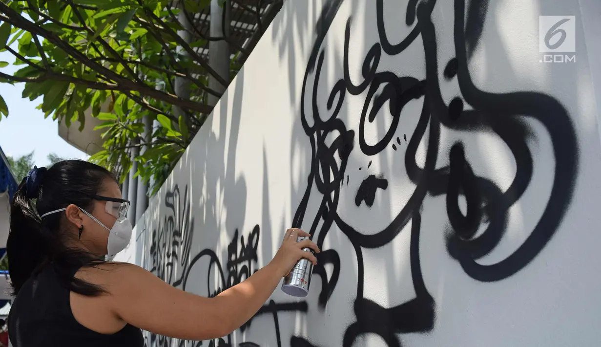 Siswa sedang melukis mural di dinding sekolah Jakarta Intercultural School (JIS), Jakarta, Sabtu (7/4). Kolaborasi antara darbortz dan siswa dilaksanakan dengan tujuan agar siswa memiliki pengalaman langsung berinteraksi. (Liputan6.com/Herman Zakharia)