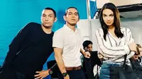 6 Potret di Balik Layar Giovanni Tobing dengan Pemain Samudra Cinta, Seru