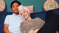Pria Lombok, Indra menikahi pujaan hati, Melissa yang berkewarganegaraan Prancis pada April 2019. (dok. Instagram @indrasasak/https://www.instagram.com/p/CHxKZ9WlGlD/)