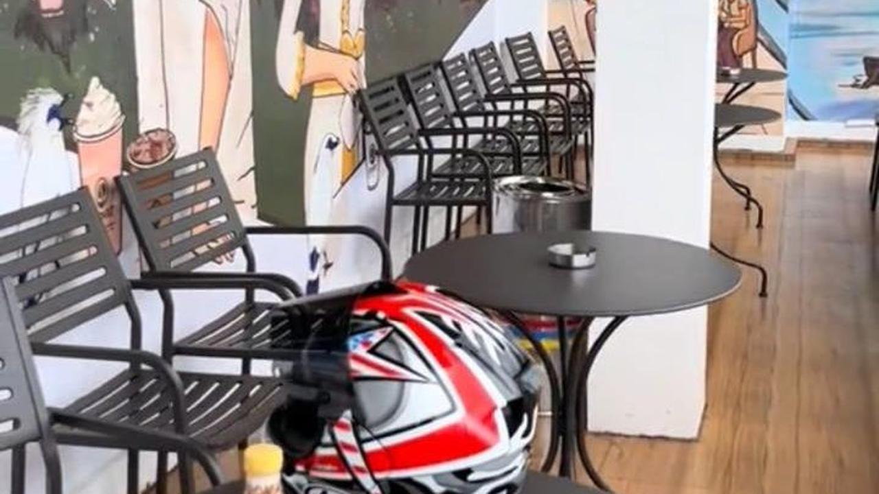 Memiliki pemandangan yang indah, mereka juga menyiapkan meja dan kursi di balkon luar minimarket. Dari sini, pengunjung bisa langsung melihat pemandangan gunung yang indah.