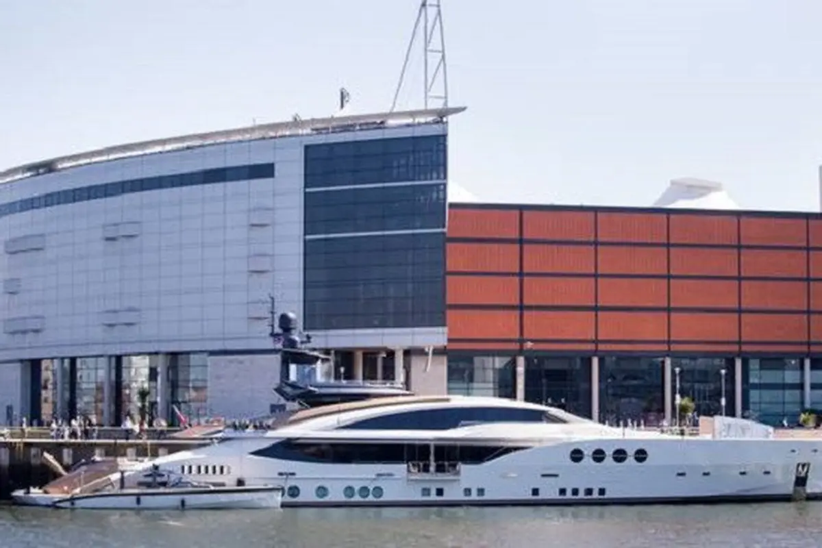 Lady M, kapal pesiar mewah yang telah bersandar di Pelabuhan di Irlandia Utara ini adalah milik miliarder Rusia Alexei Mordashov.(Dok Belfasttelegraph.co.uk)