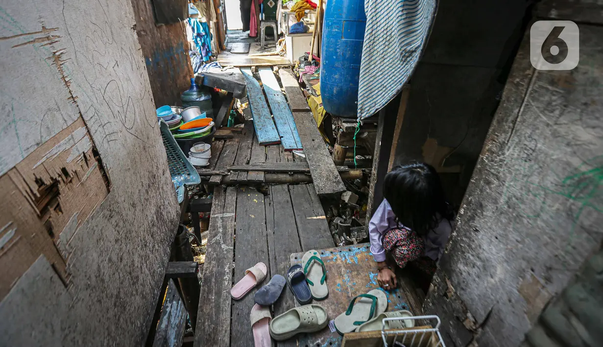 Jalan menuju Kampung Pojok pun cukup sulit dilalui, karena hanya bisa dilintasi satu orang saja. (Liputan6.com/Faizal Fanani)