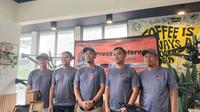 Konferensi pers Komunitas sepeda gunung (MTB), Shredding Together, di BSD, Tangerang, Kamis (17/4/2025). Mereka akan menggelar Shredding Series Master Downhill 2025. (Bola.com/Hery Kurniawan)