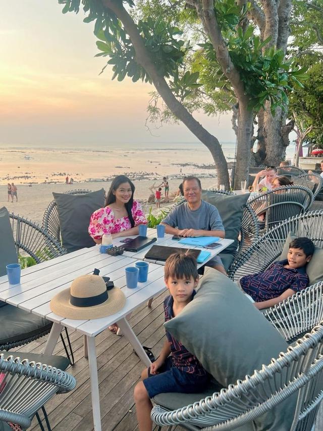7 Potret Titi Kamal dan Keluarga Liburan di Bali, Bersantai di Pantai ...