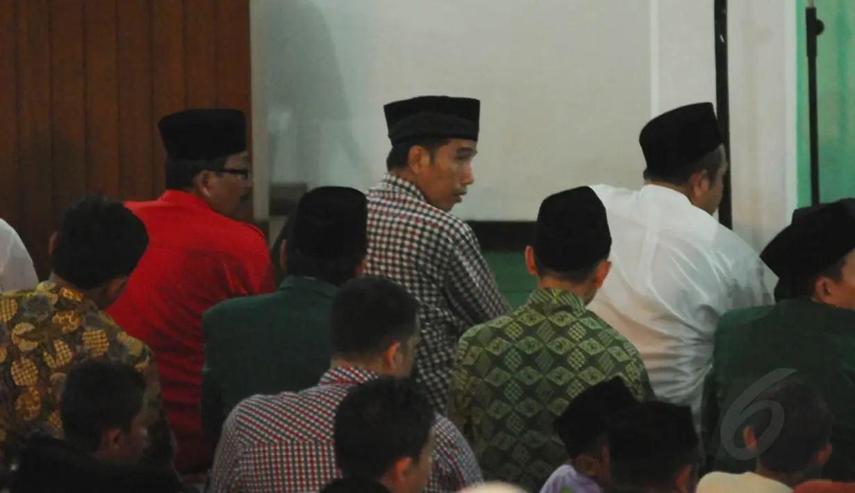 Capres nomor urut dua Joko Widodo saat menunaikan salat tarawih di Masjid An-Naajah, Cilegon, Selasa (1/7/14). (Liputan6.com/Andrian M Tunay)