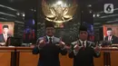 Gubernur DKI Jakarta Anies Baswedan (kiri) bersama Wakil Gubernur DKI Jakarta Ahmad Riza Patria berfoto bersama usai mengikuti sidang paripurna di Gedung DPRD DKI Jakarta, Selasa (13/9/2022). DPRD DKI Jakarta menggelar rapat paripurna pengumuman masa akhir kepemimpinan Gubernur DKI Jakarta Anies Baswedan - Ahmad Riza Patria 30 hari sebelum masa tugas berakhir. Rapat paripurna pengumuman pemberhentian Anies ini dilakukan sesuai Surat Edaran Kementerian Dalam Negeri Nomor 131/2188/OTDA. (Liputan6.com/Herman Zakharia)