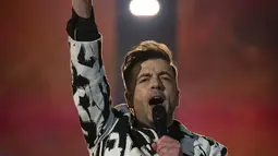 Mark Feehily dari Westlife tampil pada pertunjukan di Wembley Stadium, London, Inggris, 6 Agustus 2022.  Westlife membuat debut mereka di venue berkapasitas 90 ribu dengan tiket pertunjukan yang terjual habis. (Aaron Chown/PA via AP)