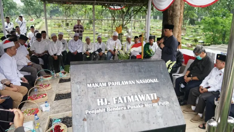 Dewan Pimpinan Pusat PDI Perjuangan melakukan ziarah ke makam Fatmawati Soekarno, di TPU Karet Bivak, Jakarta.