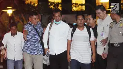 Bupati Hulu Sungai Tengah, Abdul Latif (ketiga kiri) saat tiba di Gedung KPK, Jakarta, Kamis (4/1). Sebanyak enam orang, termasuk Abdul Latif diamankan KPK dalam operasi tangkap tangan di Kalimantan Selatan.(Liputan6.com/Helmi Fithriansyah)