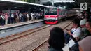 Penumpang menunggu kedatangan KRL Commuter Line di Stasiun Sudirman, Jakarta, Senin (12/6/2023). (Liputan6.com/Angga Yuniar)