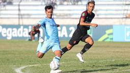Pemain Persela Lamongan, Ade Jantra Lukmana (kiri), menendang bola ke gawang Persijap Jepara dalam pertandingan Pegadaian Liga 2 2023/2024 yang berlangsung di Stadion Surajaya, Lamongan, Minggu (10/9/2023) sore WIB. (Bola.com/Abdul Aziz)