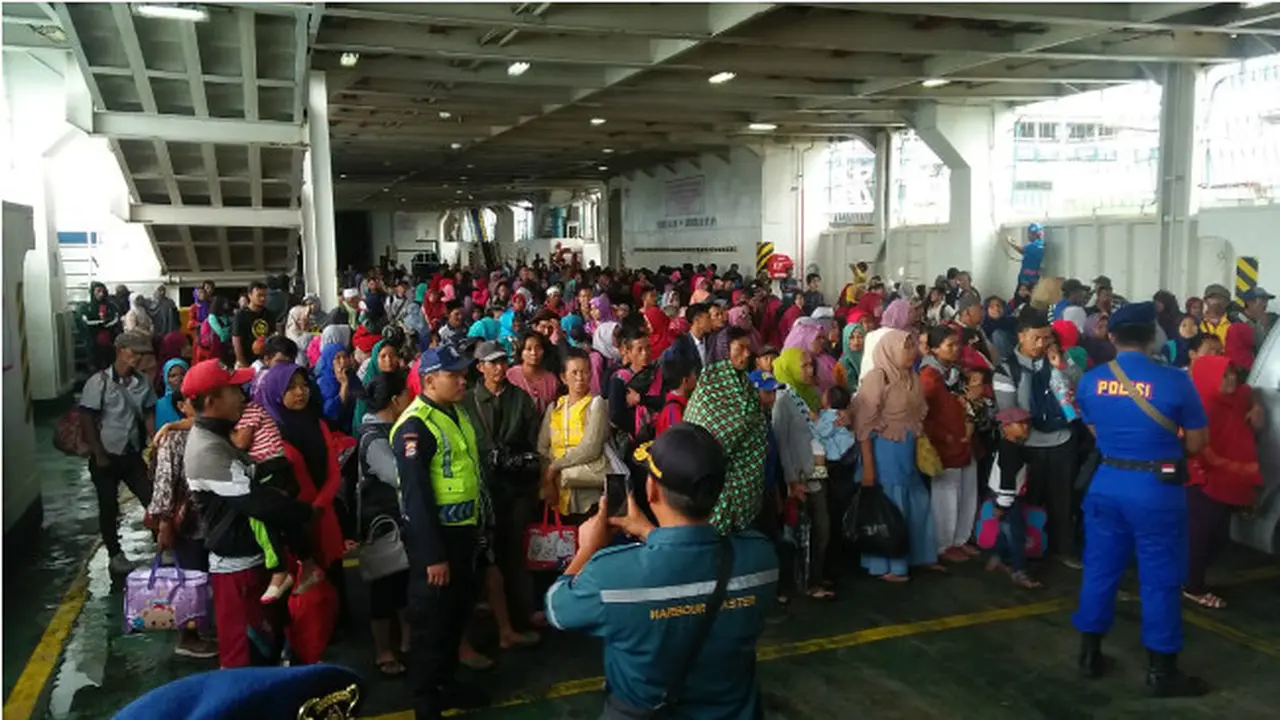 Evakuasi Penduduk Pulau Terdekat Gunung Anak Krakatau