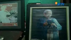 Laila Sari yang terkenal menyanyikan lagu rock ini merupakan sineas yang sering bermain di film atau sinetron.