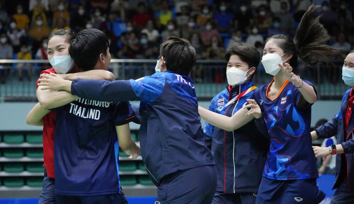 Para pebulutangkis putri Thailand melakukan seebrasi usai menaklukkan Indonesia dengan skor 3-0. Hasil tersebut membuat Supanida Katethong dan kawan-kawan berhak mendaptkan medali emas SEA Games 2021. (AP/Achmad Ibrahim)