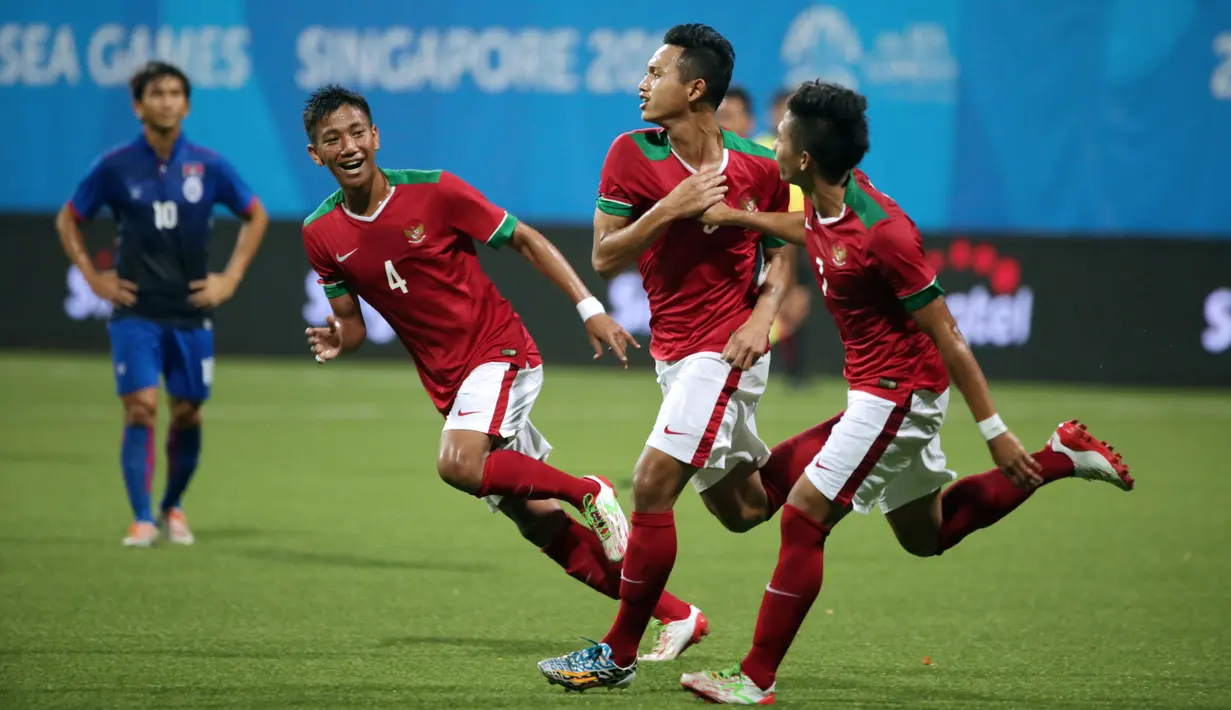 Penyerang timnas Indonesia U-23, Muchlis Hadi Ning Syaifulloh (kedua kanan) berlari usai mencetak gol ke gawang Kamboja pada laga lanjutan Grup A Sea Games 2015 di Stadion Jalan Besar, Singapura, (6/6/2015). (Liputan6.com/Helmi Fithriansyah)