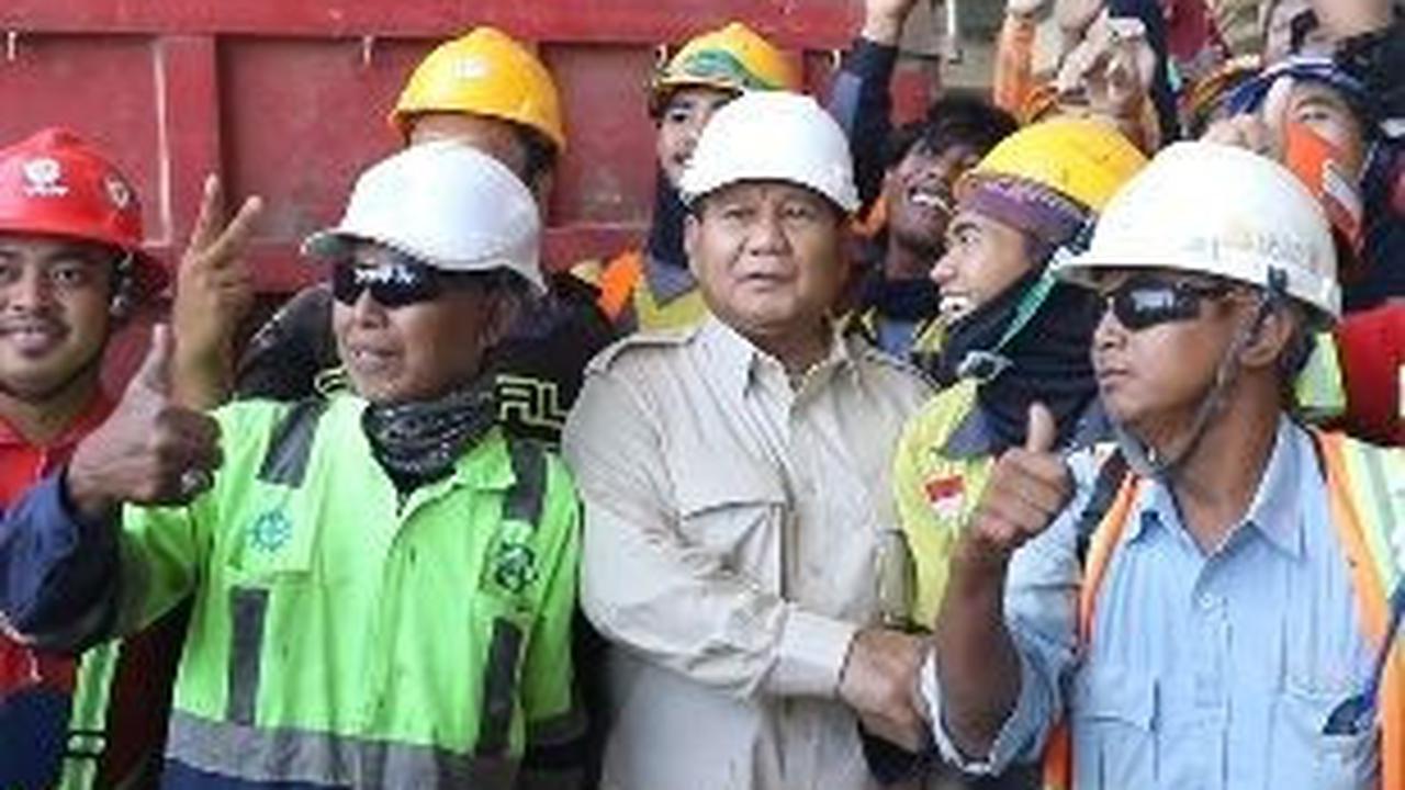 Momen Menarik Prabowo dan pekerja Proyek di IKN