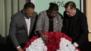 Pendeta Jesse Jackson (kiri), Terry Lee Freeman (tengah) dan Pendeta Michael Pfleger menempatkan karangan bunga di tempat Martin Luther King Jr di Memphis, Tennessee (4/4). (AFP/Brendan Smialowski)