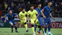 Aksi para pemain Malaysia (kuning) saat menghadapi Thailand dalam Kualifikasi Piala Asia U-23 2024, Selasa (12/9/2023) malam WIB. Harimau Muda kalah 0-1 pada laga itu. (Dok. FA Malaysia)