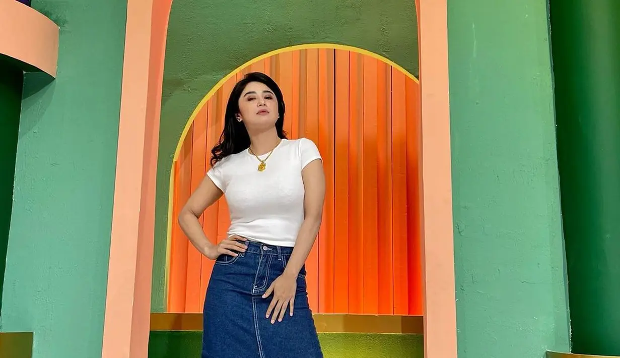 Terkait dengan Rully yang memeluk wanita lain, Depe juga lebih santai. Karena pria yang berprofesi sebagai pilot tersebut bukan suaminya. "Ya gimana ya, dia juga bukan suamiku," ujar Depe yang tak mau menyalahkan karena tak punya bukti yang jelas. [Instagram/dewiperssik9]