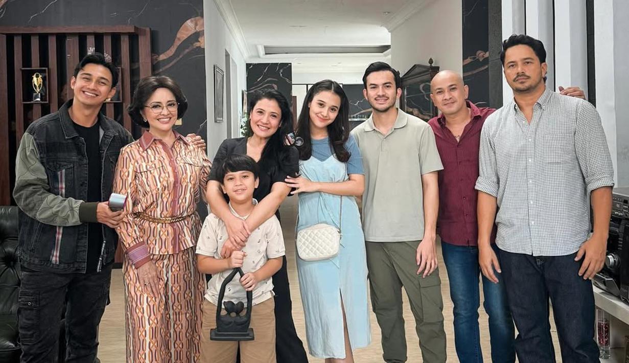 Para pemain sinetron My Heart unggah foto perpisahan di Instagramnya disertai caption yang manis. Esta Pramanita ungkap terima kasih atas kerja keras semua pihak selama 1,5 tahun untuk film My Heart dari promo, tayang, hingga episode terakhirnya. Esta juga tuliskan ucapan terima kasih kepada penonton. Perannya sebagai Raisa tentunya diingat oleh pencinta sinetron My Heart. (Liputan6.com/IG/@estapramanita)