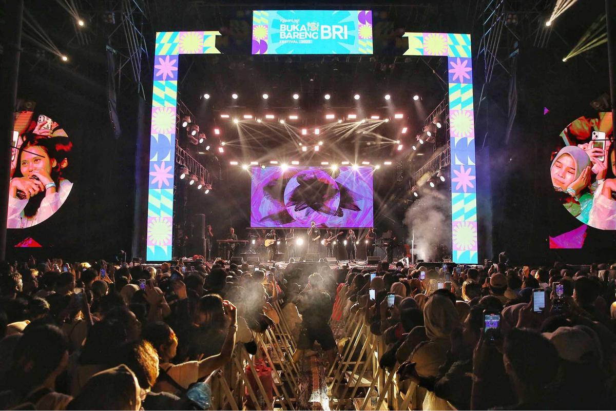 FOTO: Penampilan TULUS Menghibur Ribuan Pengunjung KapanLagi Buka Bareng BRI Festival 2025