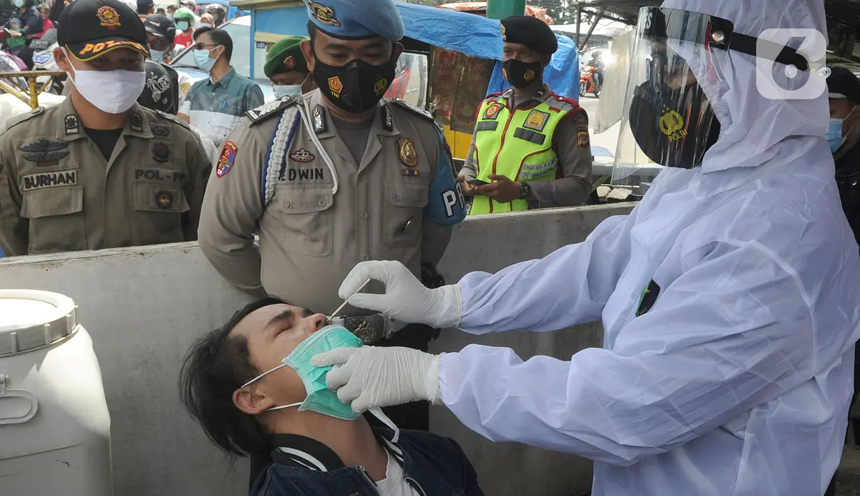 Wisatawan melakukan tes cepat (rapid test) Antigen COVID-19 di kawasan Pasar Cisarua, Bogor, Jumat (12/2/2021). Tes cepat antigen oleh petugas gabungan Satgas Covid-19 itu dilakukan secara acak untuk antisipasi penyebaran COVID-19 dari wisatawan di kawasan Puncak Bogor. (merdeka.com/Arie Basuki)