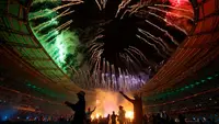 Kembang api ditembakkan dari atap Stade de France pada akhir Upacara Penutupan Pertandingan Paralimpiade Paris 2024, di Saint-Denis, Paris, pada 8 September 2024. Thibaud MORITZ/AFP)