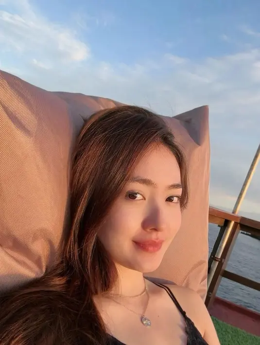 Bahkan tanpa filter dan riasan wajah sama sekali, Natasha Wilona tampil memesona dengan kulit putih sehatnya. [Foto: Instagram/natashawilona12]