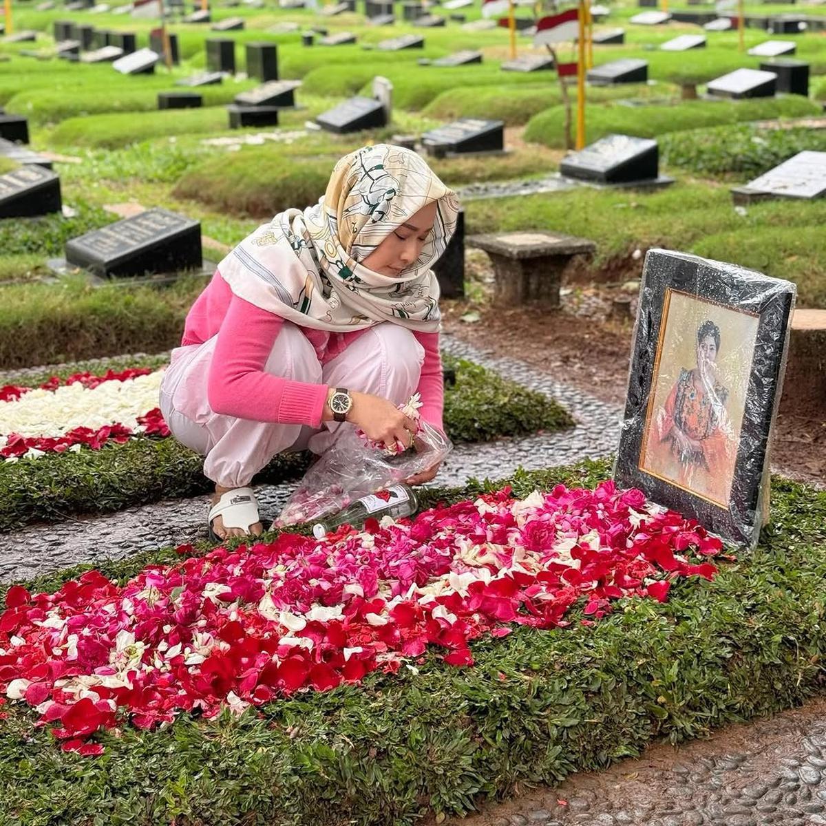 Inul Daratista Ziarah ke Makam Titiek Puspa di Hari ke-7 Meninggalnya Sang Legenda