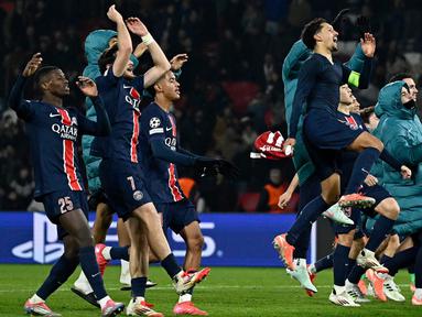 Pemain Paris Saint-Germain (PSG) merayakan kemenangan pada akhir pertandingan leg kedua play-off fase gugur Liga Champions 2024/2025 melawan Brest di stadion Parc des Princes, Paris, Rabu 19 Februari 2025 waktu setempat atau Kamis 20 Februari 2025 dini hari WIB. (JULIEN DE ROSA/AFP)