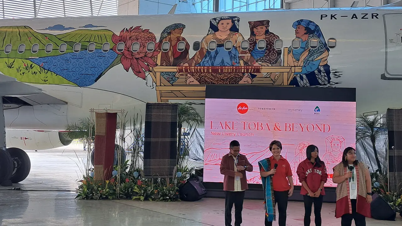 CEO AirAsia Indonesia Veranita Yosephine saat peluncuran livery bertemakan 'Lake Toba&Beyond', di GMF, Jumat (17/3/2023).