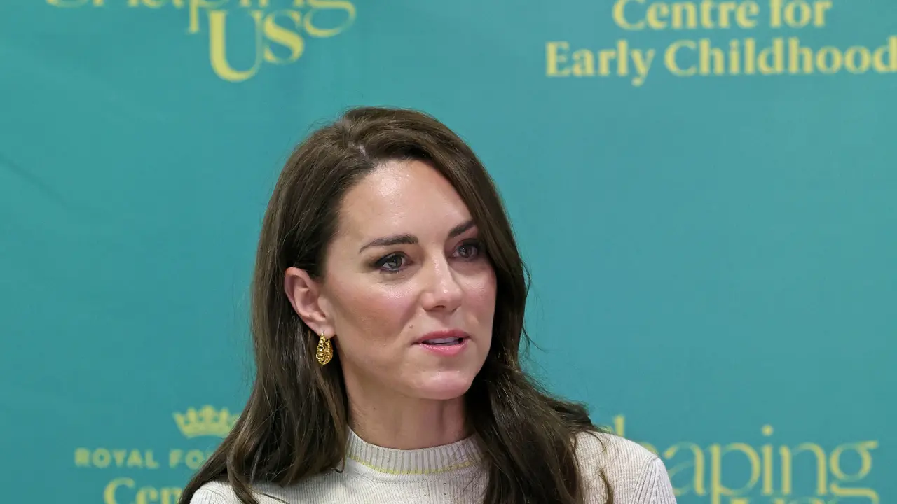 Gaya Kate Middleton Pakai Mantel Zamrud dan Gaun Krem, Anggun dan Cantik