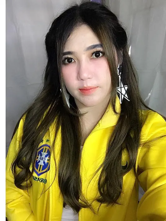 Selain mengoleksi jarsey Timnas Portugal, Via Vallen juga terlihat mengenakan jaket Timnas Brasil. Kini, pelangtun lagu sayang itu berada di Rusia untuk menyaksikan partai final Piala Dunia 2018. (Instagram/viavallen)