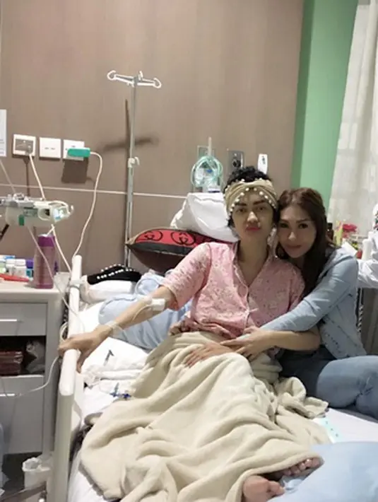 Sebelum Tata memberikan semanga pada pelantun Belah Duren itu, Jupe malah lebih dulu menyemangati Tata Janeeta. Seperti diketahui, belum lama ini Tata dicerai oleh suaminya melalui telpon. (Instagram/tatajaneetaofficial)