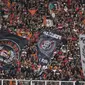 Suporter Persija Jakarta, The Jakmania, memberikan dukungan saat melawan Becamex Binh Duong pada laga Piala AFC di SUGBK, Jakarta, Selasa (26/2). Kedua klub bermain imbang 0-0. (Bola.com/M. Iqbal Ichsan)