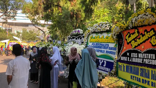 Ani, warga Kuningan dan teman-temannya berfoto usai melayat BJ Habibie