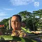 Gubernur DKI Jakarta, Anies Baswedan memanen buah naga di area pertanian kawasan Cakung, Jakarta Timur, Selasa (23/1). Sebelumnya, Anies bak petani memakai caping dan arit untuk memanen padi. (Liputan6.com/Devira Prastiwi)