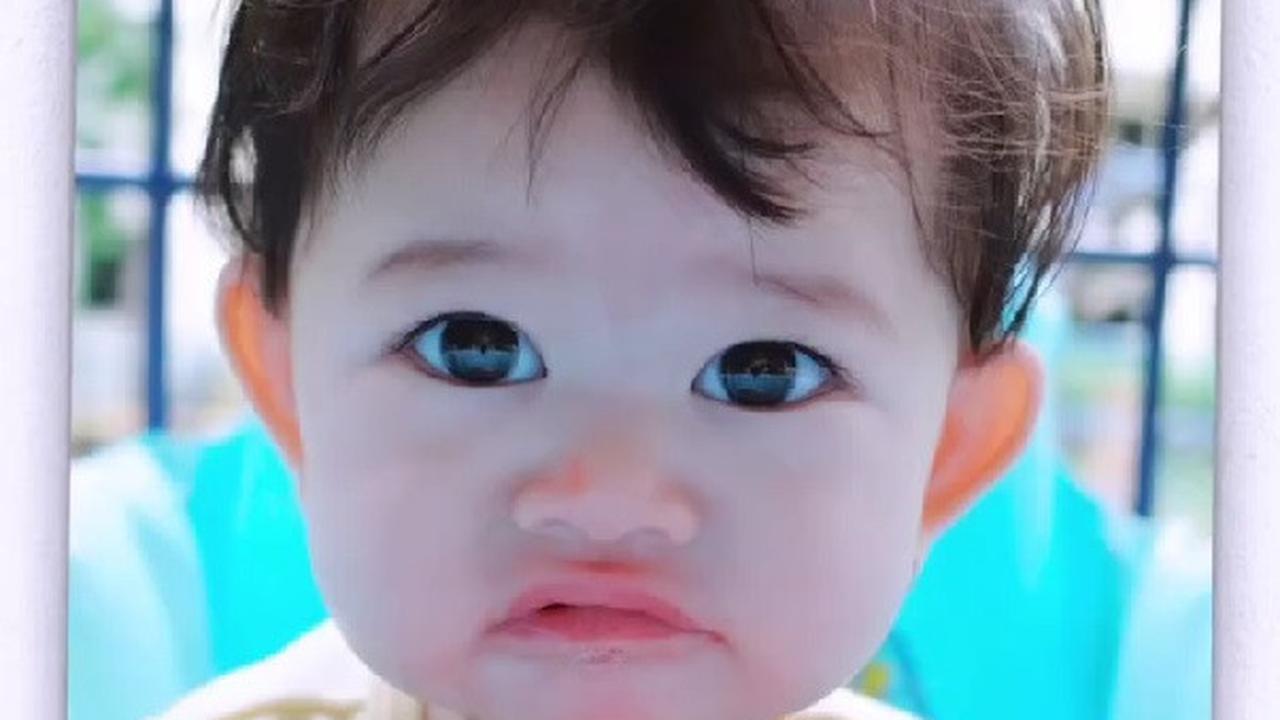 Potret Baby Biel Anak Denny Sumargo dan Olivia Allan Makan Semangka, Gemas Pakai Baju Nanas
