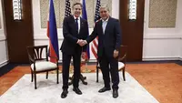Menlu Amerika Serikat Antony Blinken dan Menlu Filipina Enrique Manalo saat bertemu di Manila pada Selasa (19/3/2024). (Dok. Evelyn Hockstein/AP)