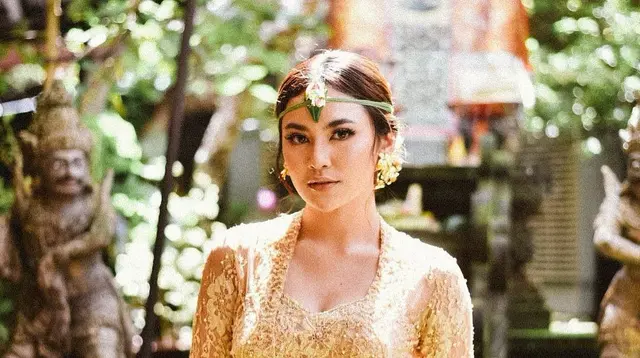 Lakukan sembahyang, Mahalini Raharja terlihat menawan dengan kebaya Bali gold. Dipadukan dengan kain Tenun Bali dan selendang berwarna gelap. [@mahaliniraharja]