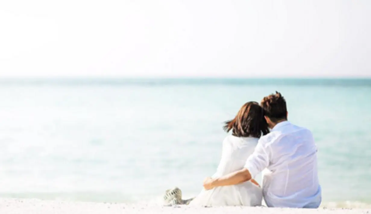 Pemandangan laut Maldives memang sangat memanjakan mata, Chelsea dan Glenn pun tak ingin melewati momen tersebut. Kompak mengenakan baju putih, keduanya saling bersandar di tepi pantai. (via instagram/@glennalinskie)